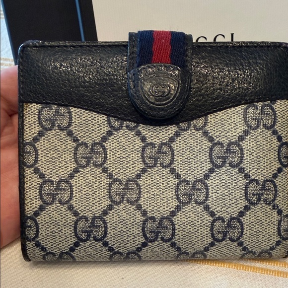 Gucci Navy and Cream Bifold Wallet with box, ribbon, paperwork, and silica packs - Picture 3 of 14